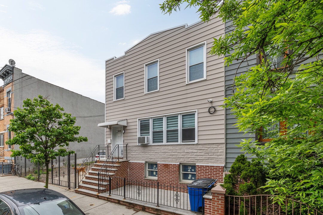 6250 60th St in Ridgewood, NY - Foto de edificio