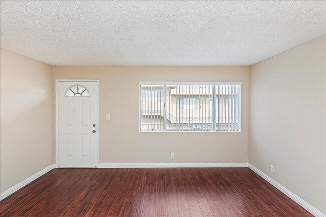 800 Meyer Lane in Redondo Beach, CA - Foto de edificio - Building Photo