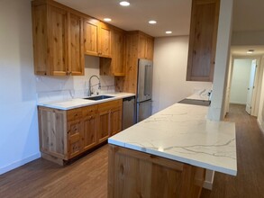 17562 Vandenberg Ln in Tustin, CA - Building Photo - Building Photo