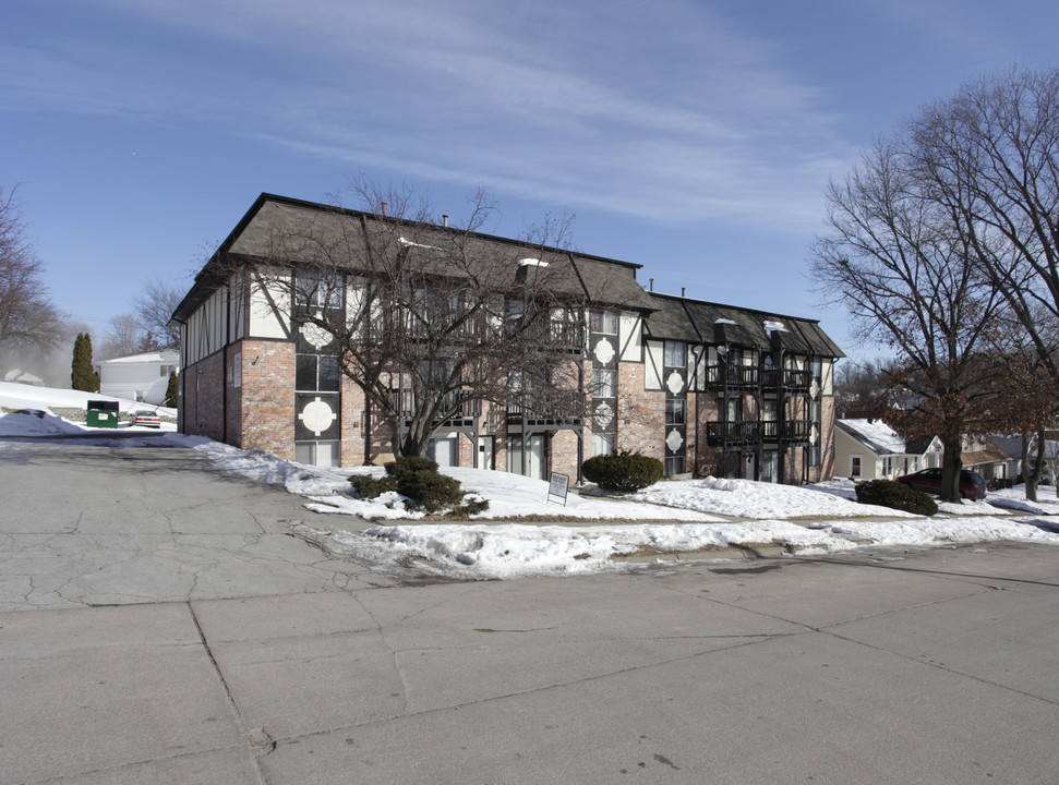 Chalet Apartments in Omaha, NE - Building Photo