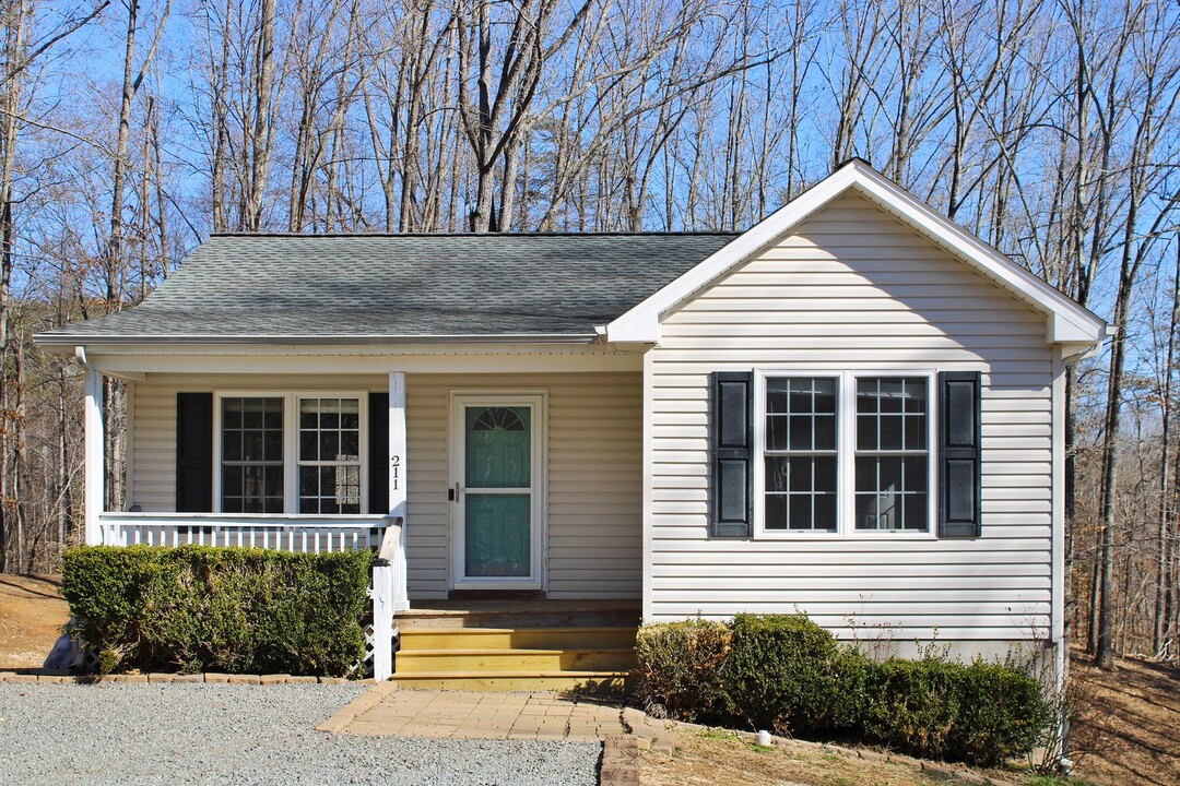 211 Stable Ln in Stanardsville, VA - Building Photo