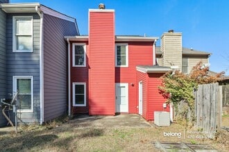 8078 Woodlake Dr in Riverdale, GA - Foto de edificio - Building Photo