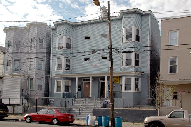 153-155 Temple St in Paterson, NJ - Foto de edificio - Building Photo