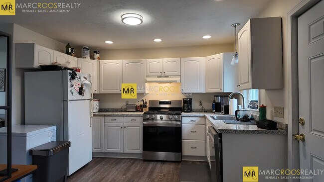 112 W 7th St, Unit #2 in Boston, MA - Foto de edificio - Building Photo