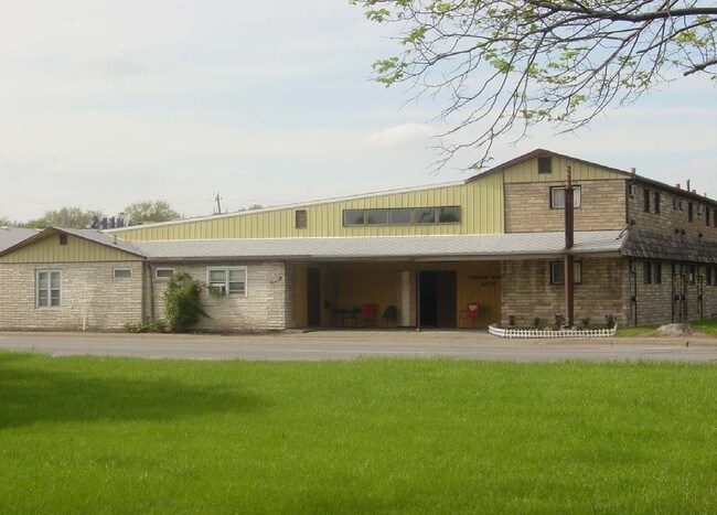 Crossroads Apartments in Bettendorf, IA - Building Photo - Building Photo