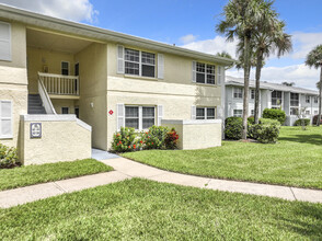 939 Sonesta Ave NE-Unit -204 in Palm Bay, FL - Foto de edificio - Building Photo