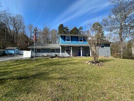 300 Jefferson Ln in Clinton, TN - Building Photo