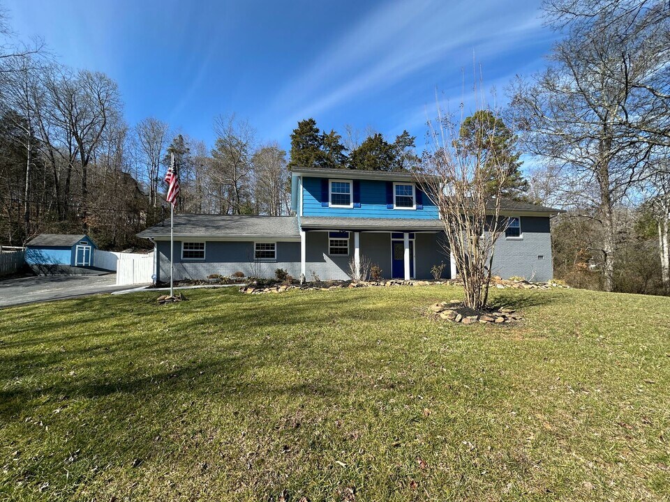 300 Jefferson Ln in Clinton, TN - Building Photo