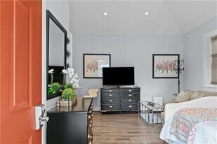 137 W Main Rd in Middletown, RI - Building Photo