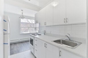 44 Saranac Blvd in Toronto, ON - Building Photo