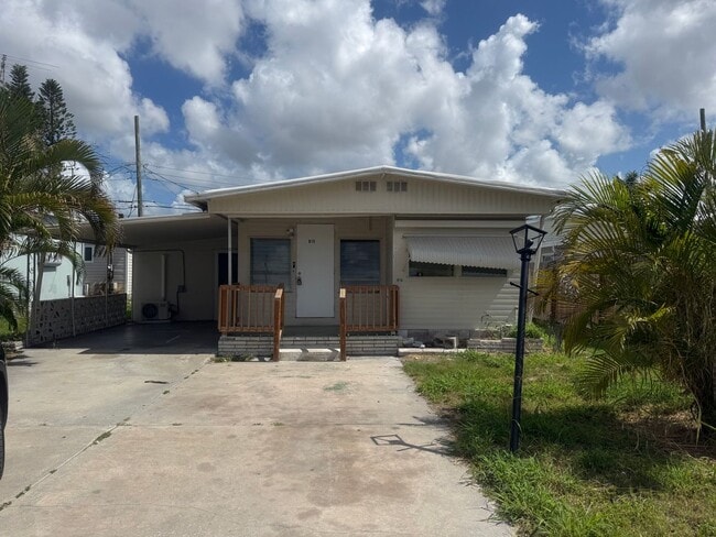 property at 915 50th Avenue Plaza W