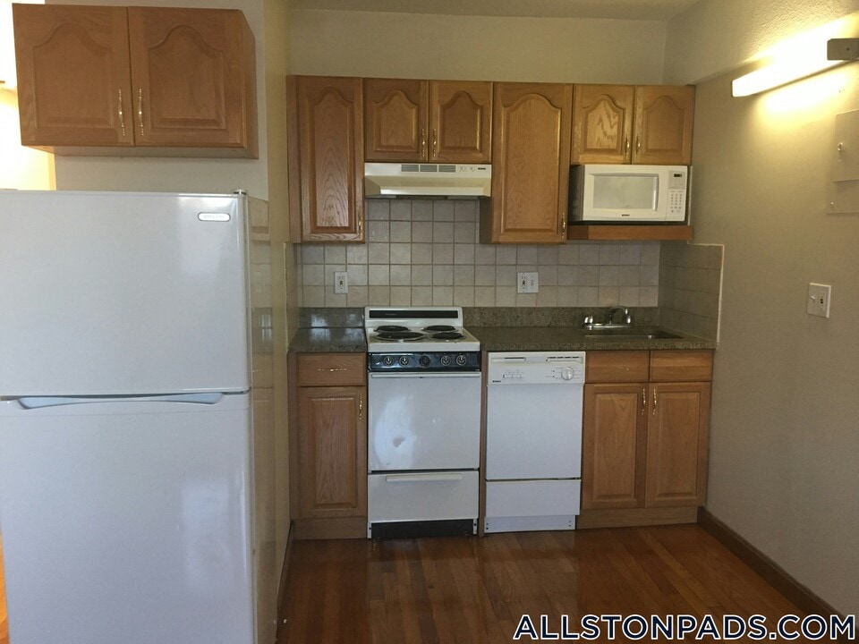 1110 Commonwealth Ave in Boston, MA - Building Photo