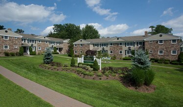 Fairfield At Smithtown in Smithtown, NY - Foto de edificio - Building Photo
