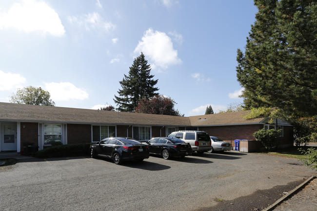 Cleveland Colonial Apartments in Gresham, OR - Building Photo - Primary Photo