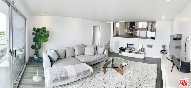 18203 Coastline Dr in Malibu, CA - Building Photo - Building Photo