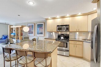 336 N Birch Rd, Unit 16B in Fort Lauderdale, FL - Foto de edificio - Building Photo