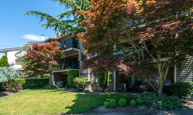 6218 Lakeview Dr in Kirkland, WA - Foto de edificio - Building Photo