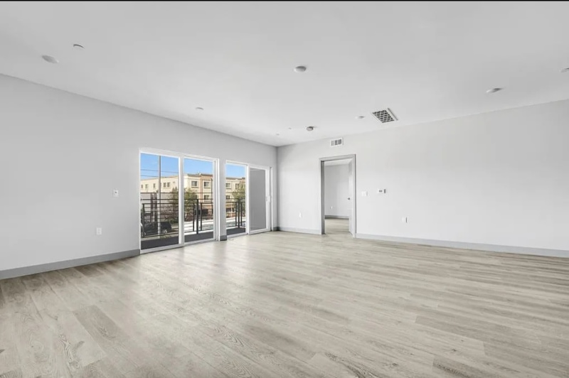 7040 Woodman Ave in Los Angeles, CA - Building Photo