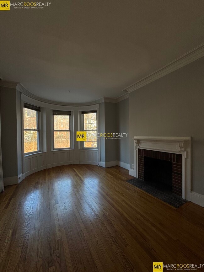 1489 Beacon St, Unit Beacon St in Brookline, MA - Foto de edificio - Building Photo