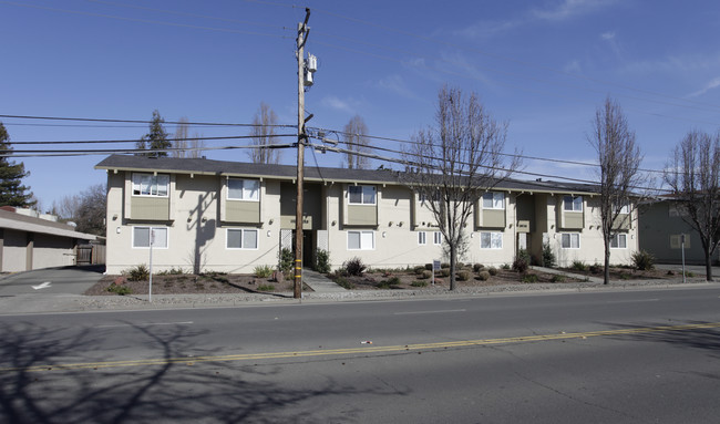 680 Lincoln Ave in Napa, CA - Foto de edificio - Building Photo