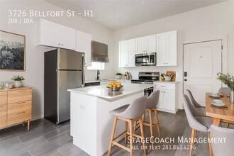 3726 Bellfort Ave in Houston, TX - Foto de edificio - Building Photo