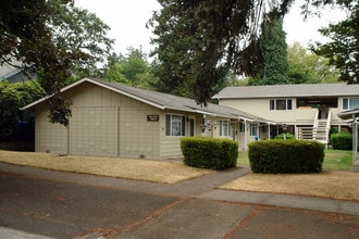 Calvary Court Apartments in Salem, OR - Building Photo - Building Photo