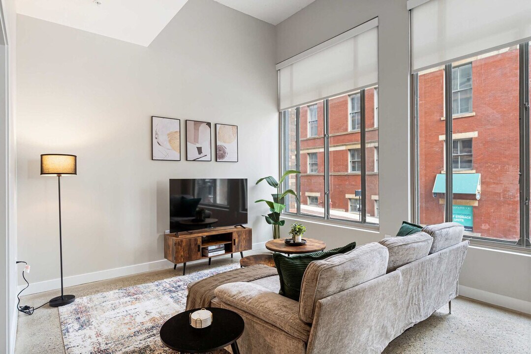205 W 4th St in Cincinnati, OH - Building Photo