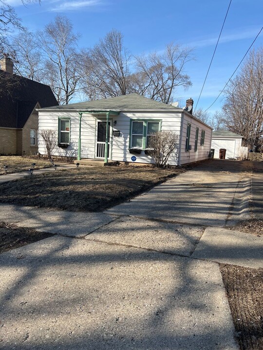 2216 9th Ave in Rockford, IL - Foto de edificio