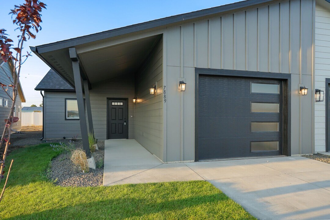 7889 N Mocha Lp in Coeur d'Alene, ID - Building Photo