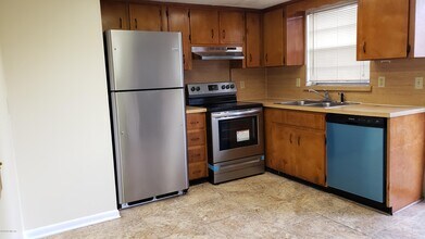 7208 Parker School Rd-Unit -7 in Jacksonville, FL - Foto de edificio - Building Photo