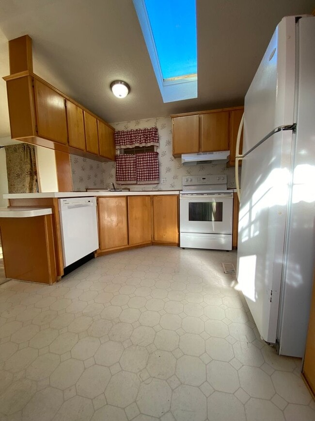 900 N 8th St in Lakeside, OR - Building Photo - Building Photo