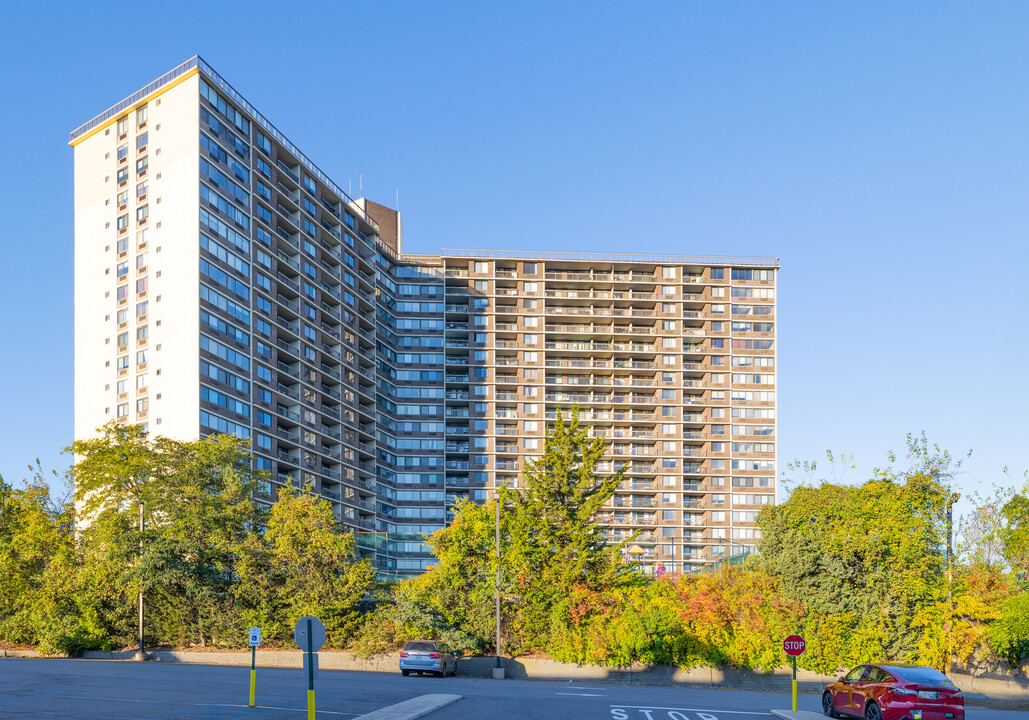 The Bay Club in Bayside, NY - Building Photo