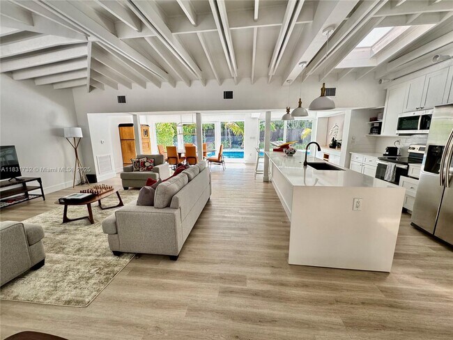 365 Caribbean Rd in Key Biscayne, FL - Building Photo - Building Photo