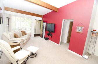 Highland Apartments in East Lansing, MI - Foto de edificio - Building Photo