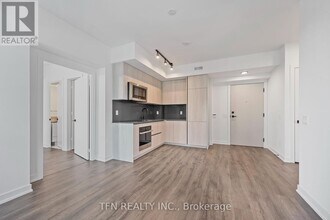327-4327 King St W in Toronto, ON - Building Photo - Building Photo