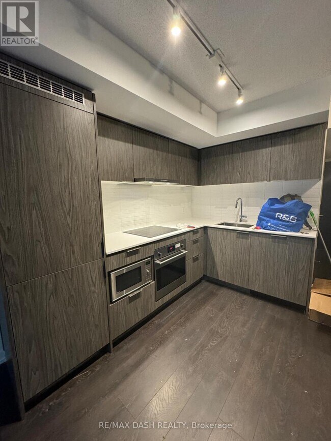 60 Shuter St in Toronto, ON - Building Photo - Building Photo