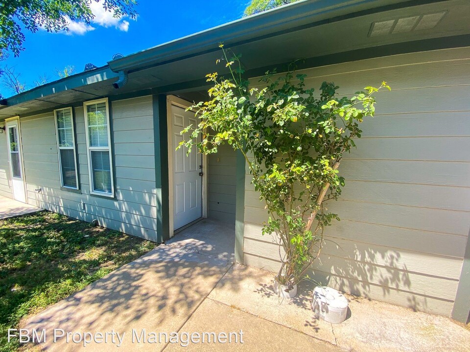 101 Ave B in Ennis, TX - Building Photo