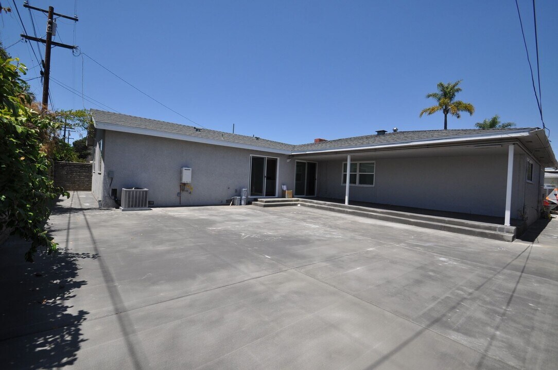 5767 Mary Ln Dr in San Diego, CA - Building Photo