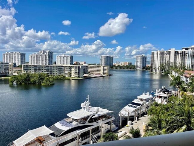 1000 E Island Blvd, Unit 710 in Aventura, FL - Foto de edificio - Building Photo