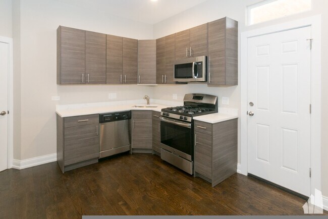 2943 W Diversey Ave