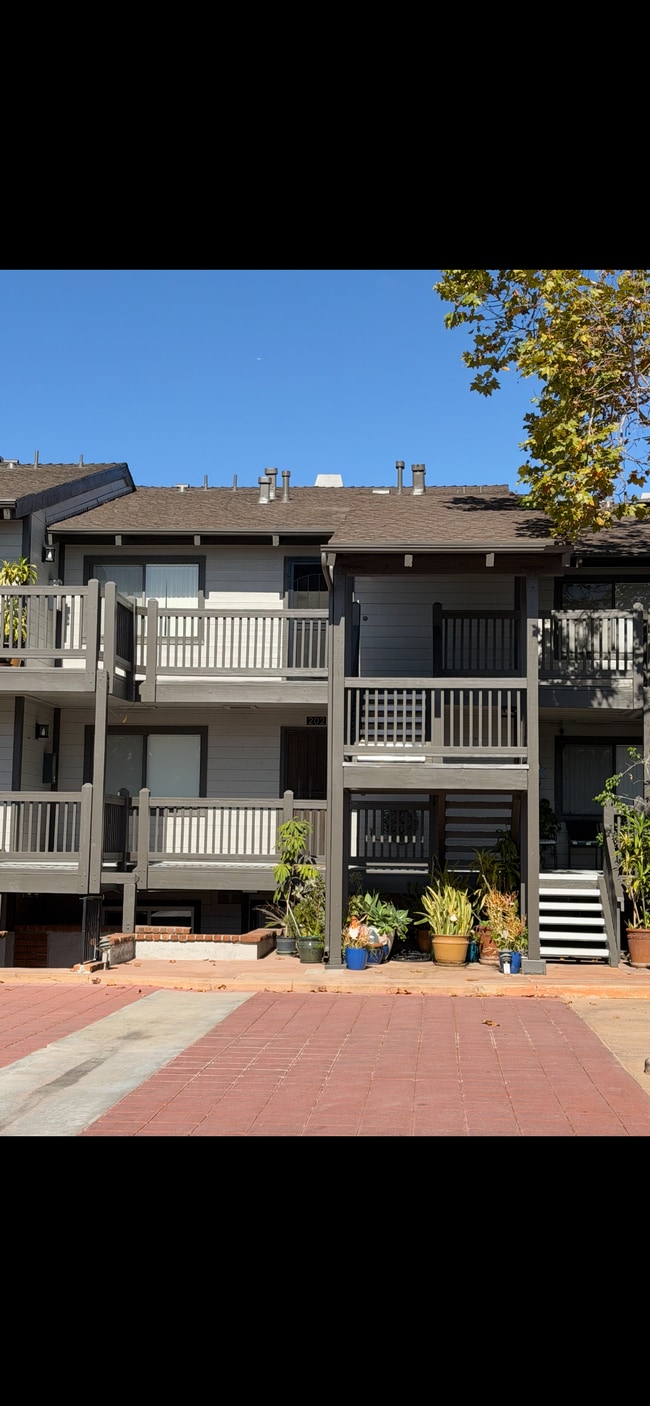 2205 Pacific Ave, Unit 302 in Costa Mesa, CA - Foto de edificio - Building Photo