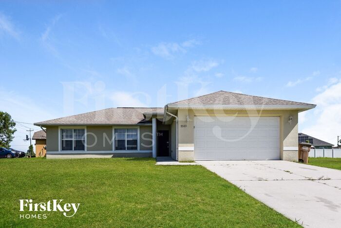 3923 E Gator Cir in Cape Coral, FL - Building Photo