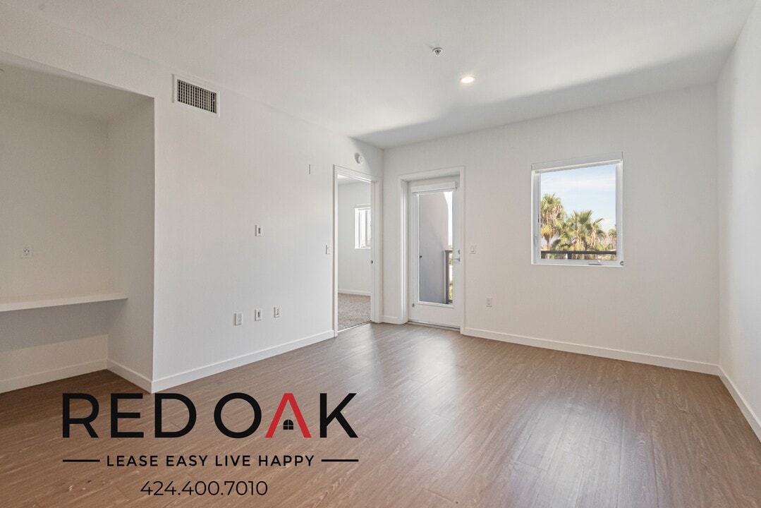 11405 Chandler Blvd in Los Angeles, CA - Building Photo