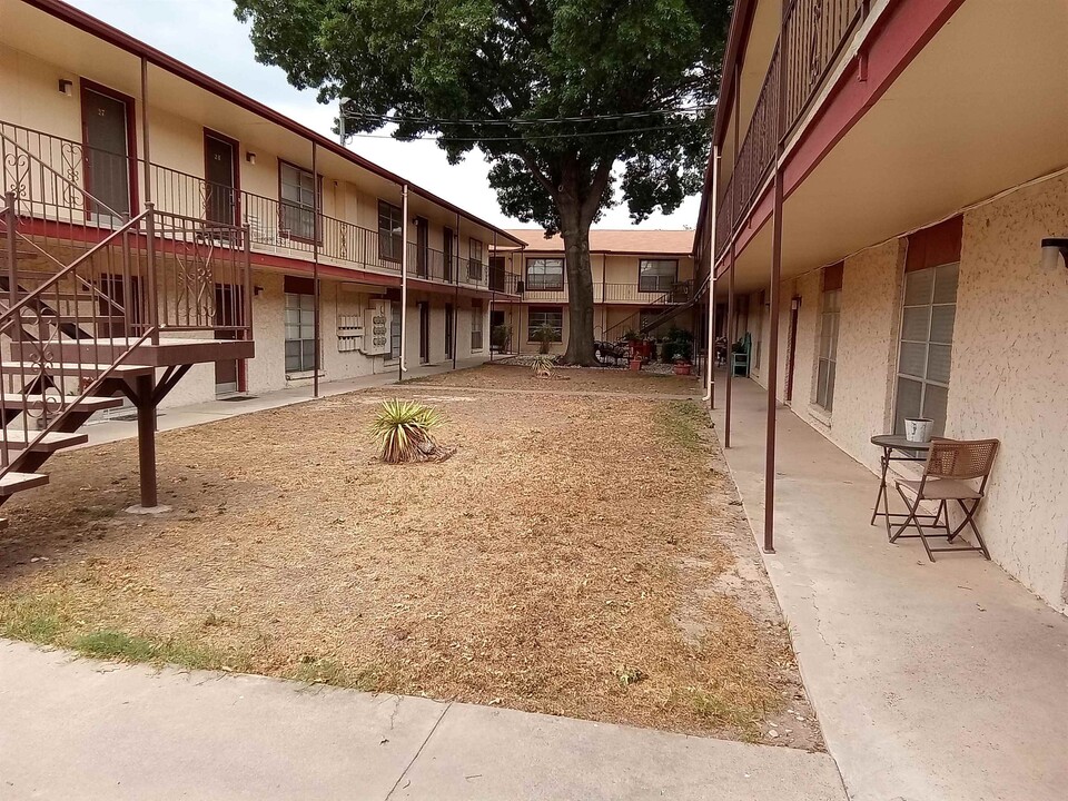 102 Edwards Apt 29 St in Del Rio, TX - Foto de edificio