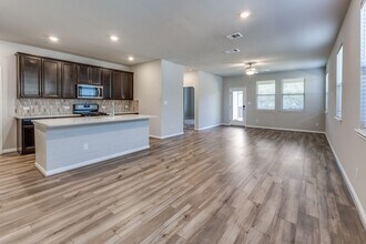 101 Neterland St in Andice, TX - Building Photo - Building Photo