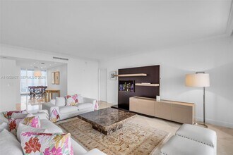 785 Crandon Blvd in Key Biscayne, FL - Foto de edificio - Building Photo