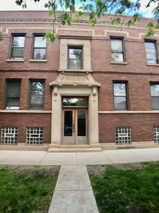 1320 W Waveland Ave in Chicago, IL - Foto de edificio