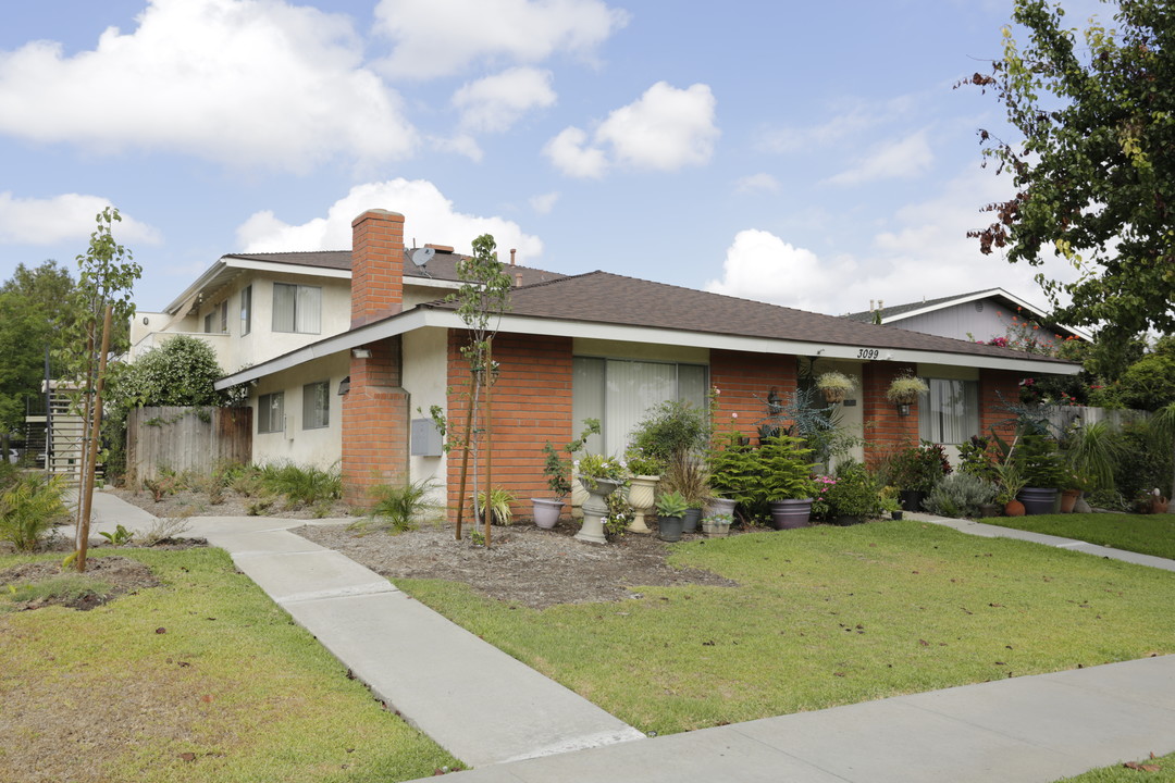 3099 Cassia Ave in Costa Mesa, CA - Foto de edificio