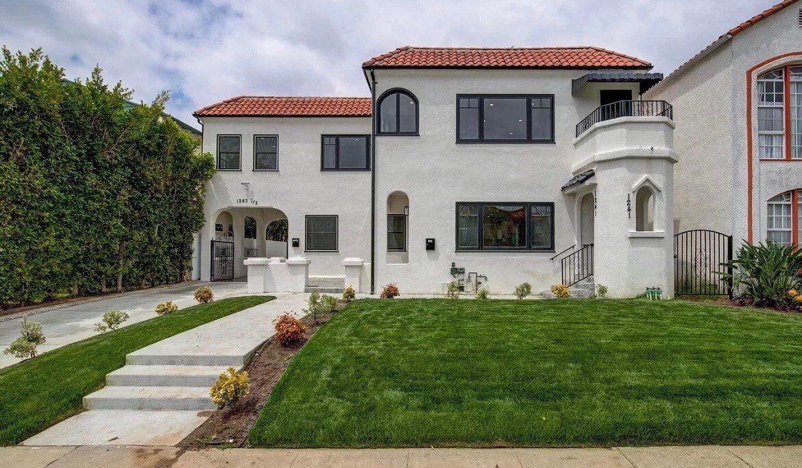 1243 Meadowbrook Ave in Los Angeles, CA - Building Photo