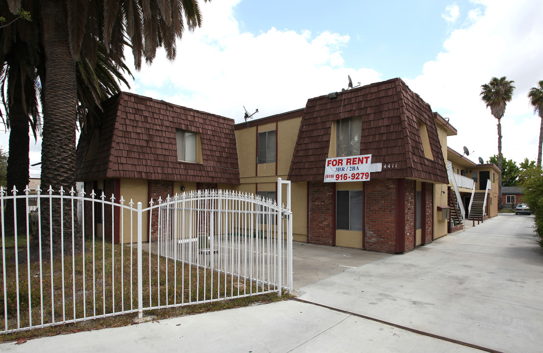 4411 Menlo Ave in San Diego, CA - Foto de edificio